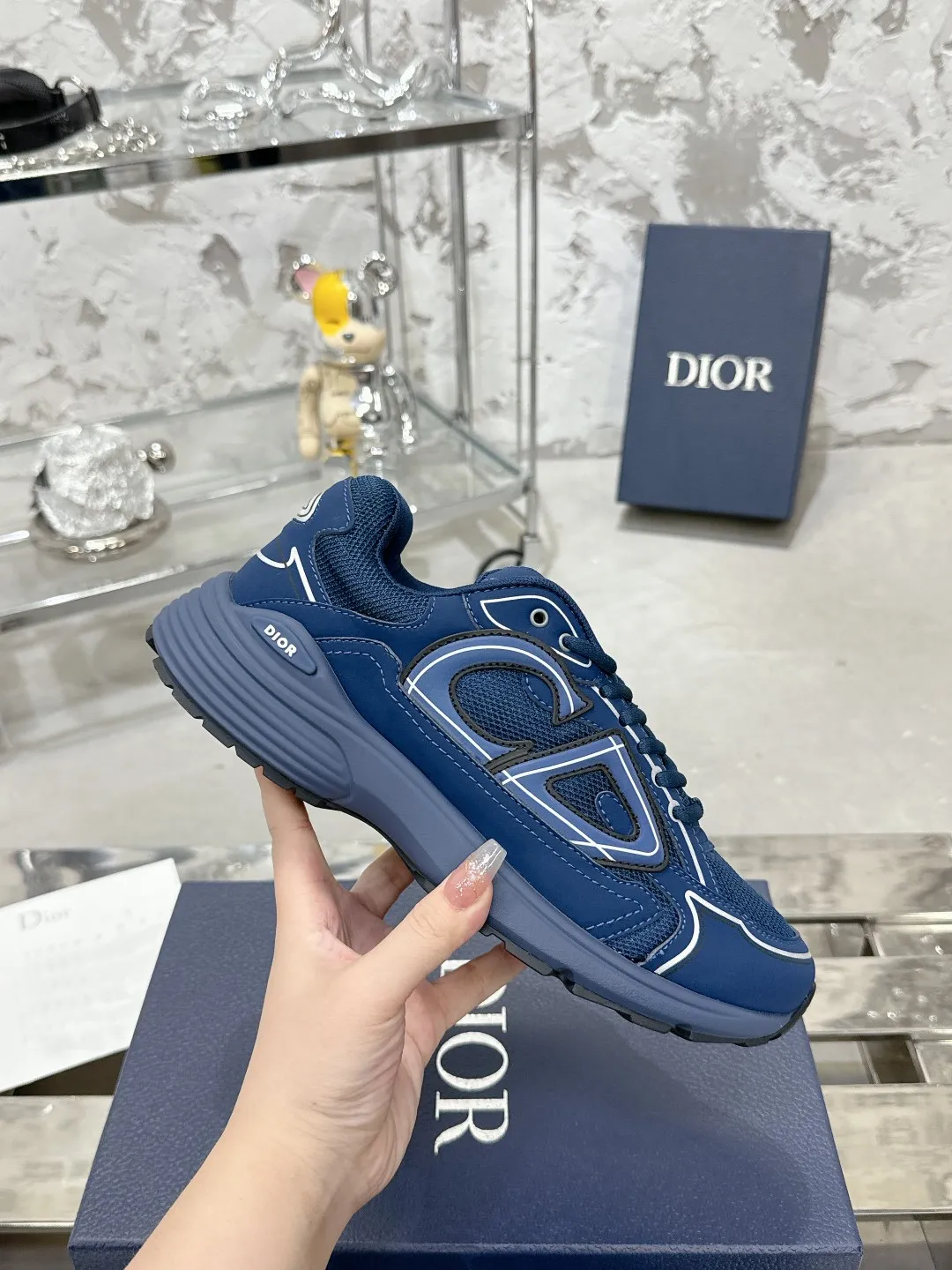 Men's men's shoes 💰600❤️❤️❤️High version Dior Dior's latest color matching B30 series reflective dad sneakers original 17380💰 purchased for development and production Brand new B30 sneakers Dad Shoes style shoes that follow the trend of the retro market The Dior logo on the tongue also indicates that this pair of shoes is the B30 model! B30 uses fine-textured leather and mesh cloth materials to form a shoe body. There are conspicuous letters CD on both sides of the shoe body to indicate identity. Many lines on the shoe body outline details to make the shoes look less monotonous and full of retro flavor. The delivery counter is exquisitely packaged🛍📦 ▪️Fabric: Original customized technical fabric + mesh ▪️Inner lining: Customized breathable lining ▪️Outsole: Original molded IP foam + TPU outsole ▪️Sole thickness: 3.5CM ▪️Size: Women’s size 35-40 / Men’s size 39-46
